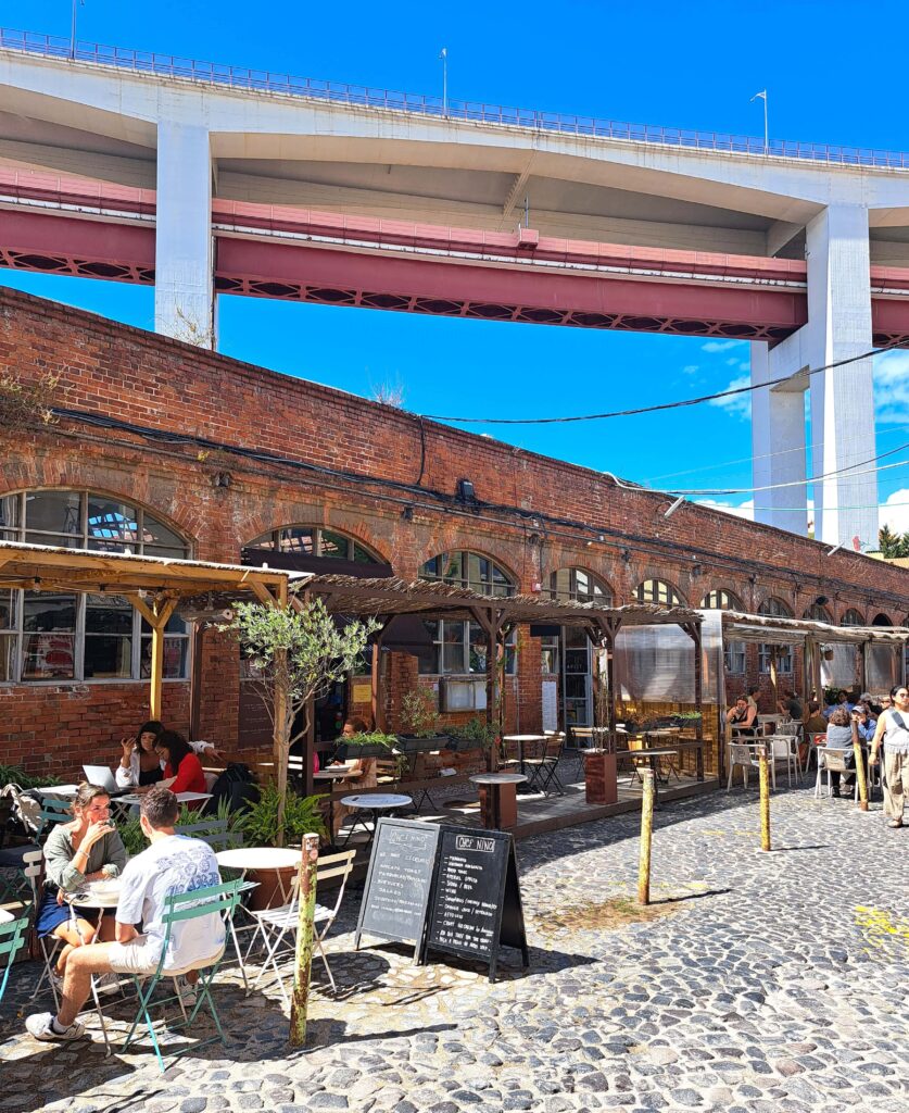 LXFactory - die Szenelokation von Lissabon 9 Gastronomie unter der Bruecke