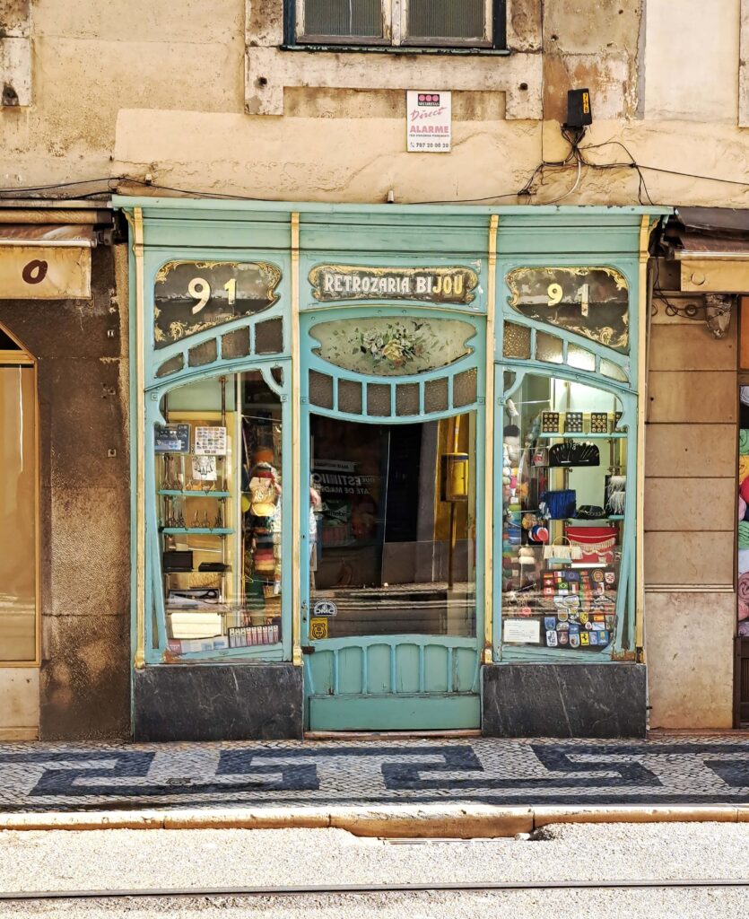 Lissabon - eine alternde Dame 5 Geschaeftsfassade Jugendstil