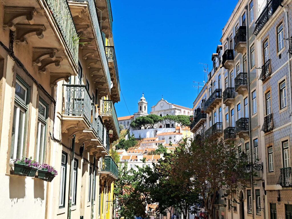 Lissabon - eine alternde Dame 11 Kirche auf dem Huegel