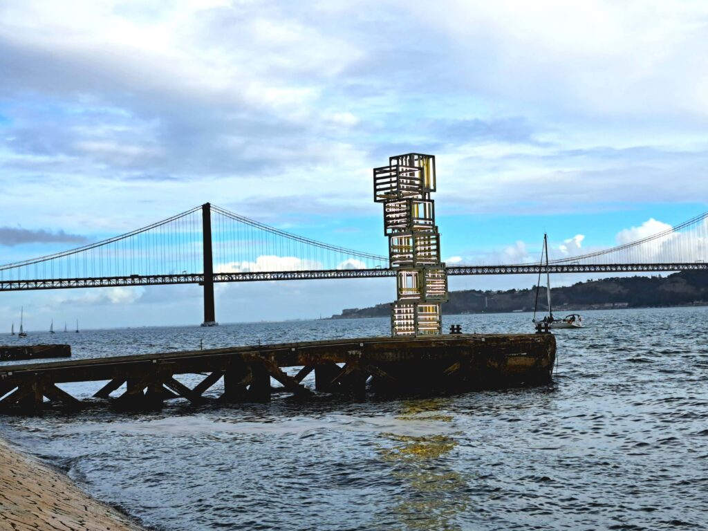Lissabon - eine alternde Dame 26 Kistenskulphtur am Meer