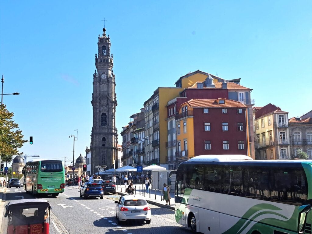 Strassenverkehr mit Turm