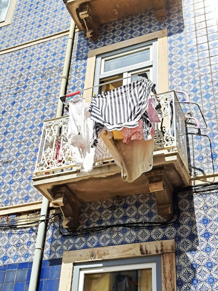 Lissabon - eine alternde Dame 7 Waesche am Balkon