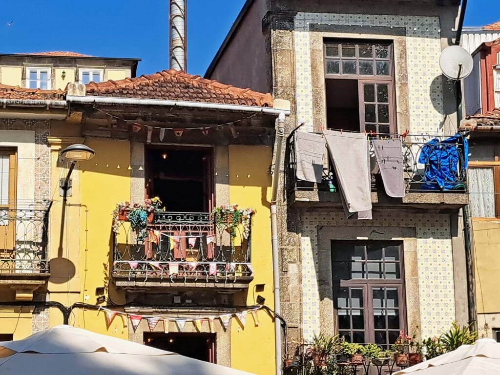 Waesche an der Haeuserfront