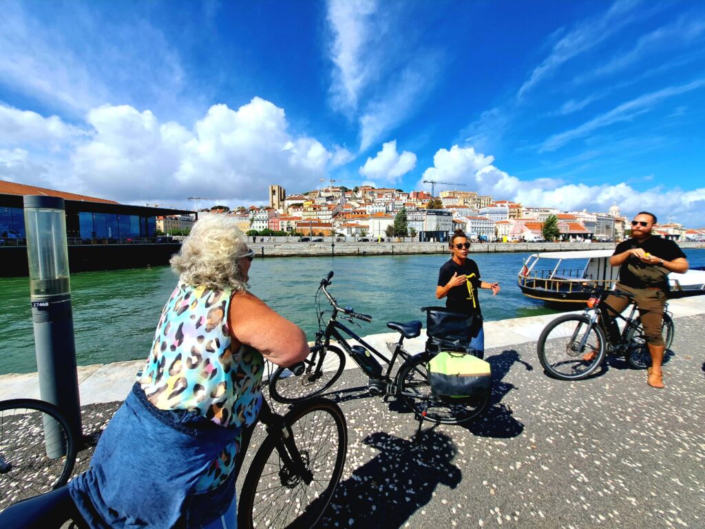 Lissabon - eine alternde Dame 27 mit dem Fahrrad unterwegs