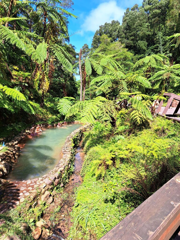 Das Naturdenkmal Caldeira Velha auf der Azoreninsel Sao Miguel 7 Becken