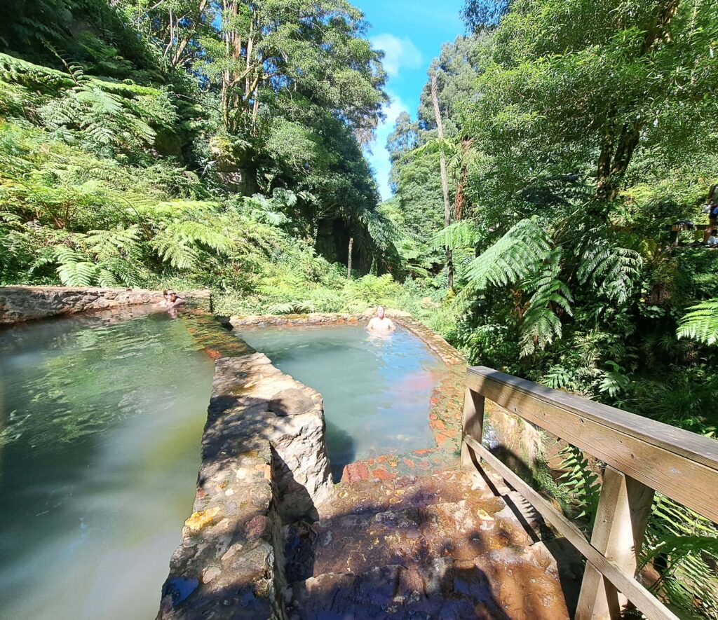Das Naturdenkmal Caldeira Velha auf der Azoreninsel Sao Miguel 8 Beckenlauf
