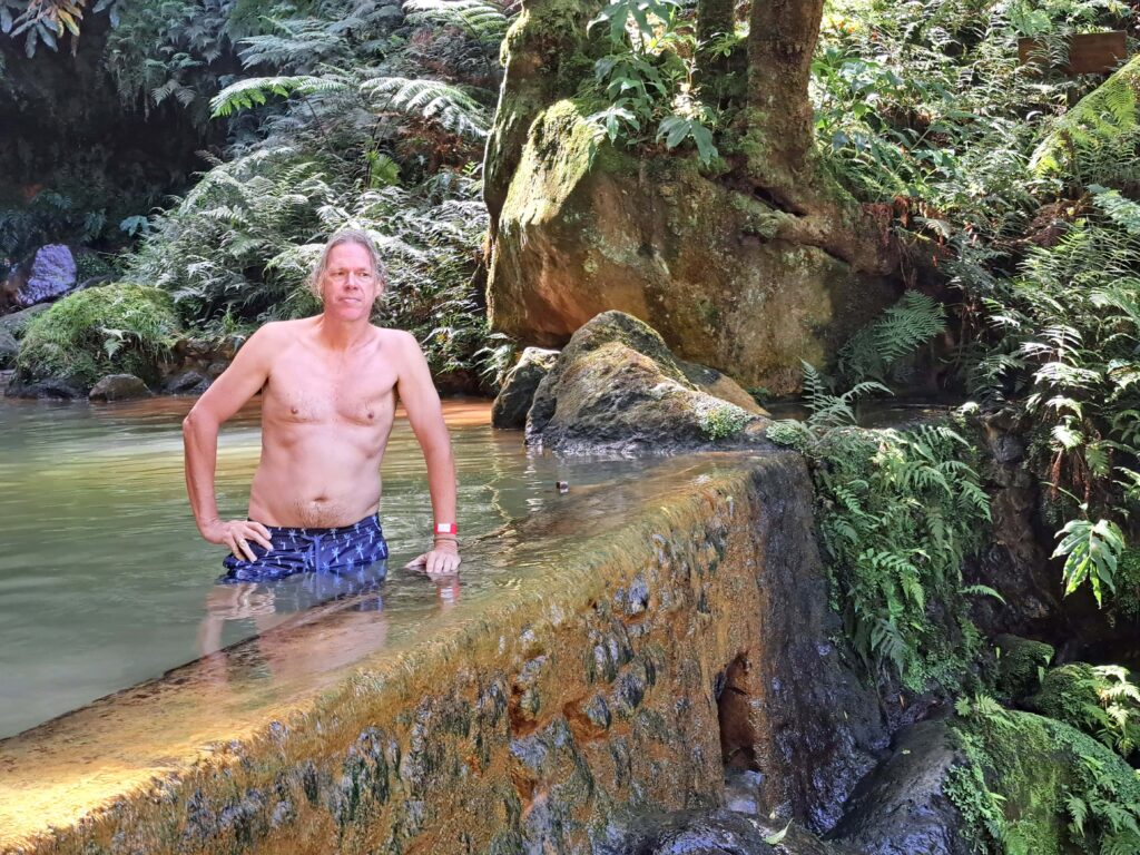 Das Naturdenkmal Caldeira Velha auf der Azoreninsel Sao Miguel 5 Bernd im Becken