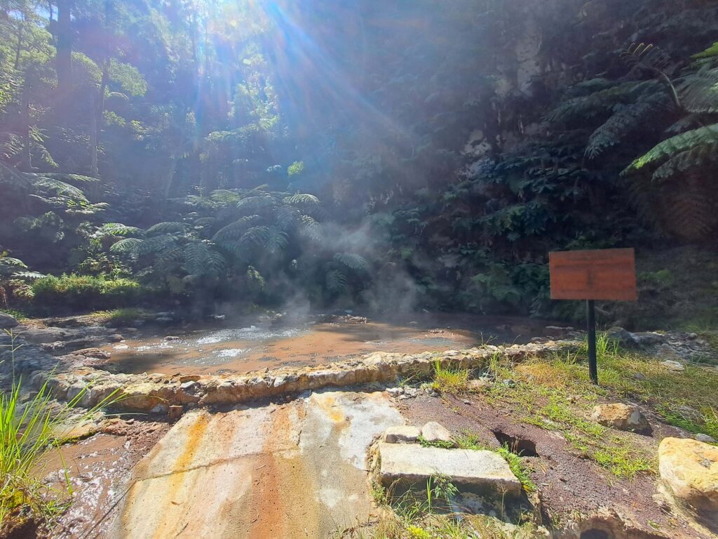 Das Naturdenkmal Caldeira Velha auf der Azoreninsel Sao Miguel 4 Heisse Quelle