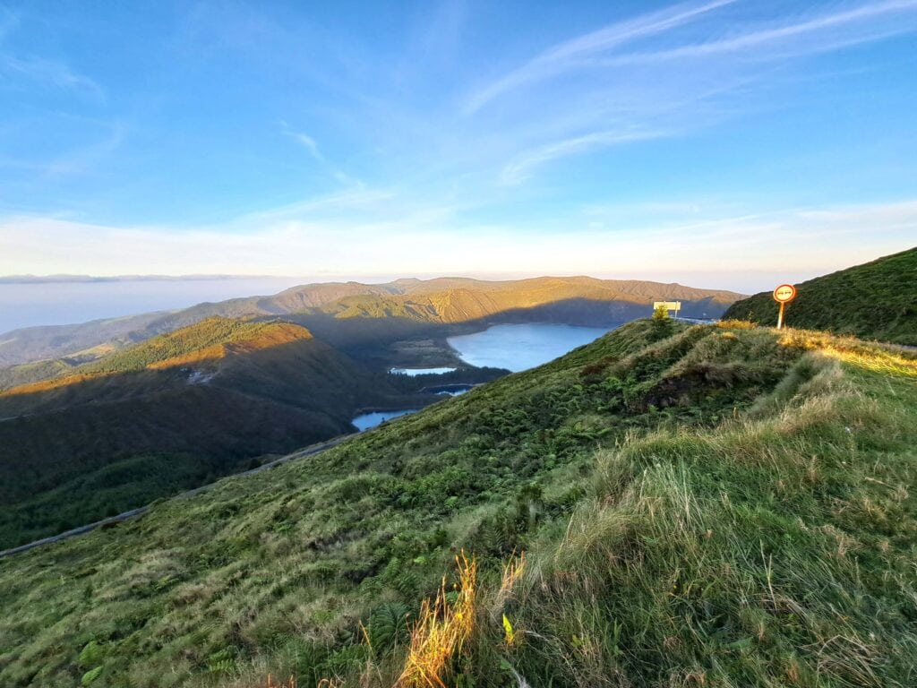 Bergblick ueber gruene Huegel