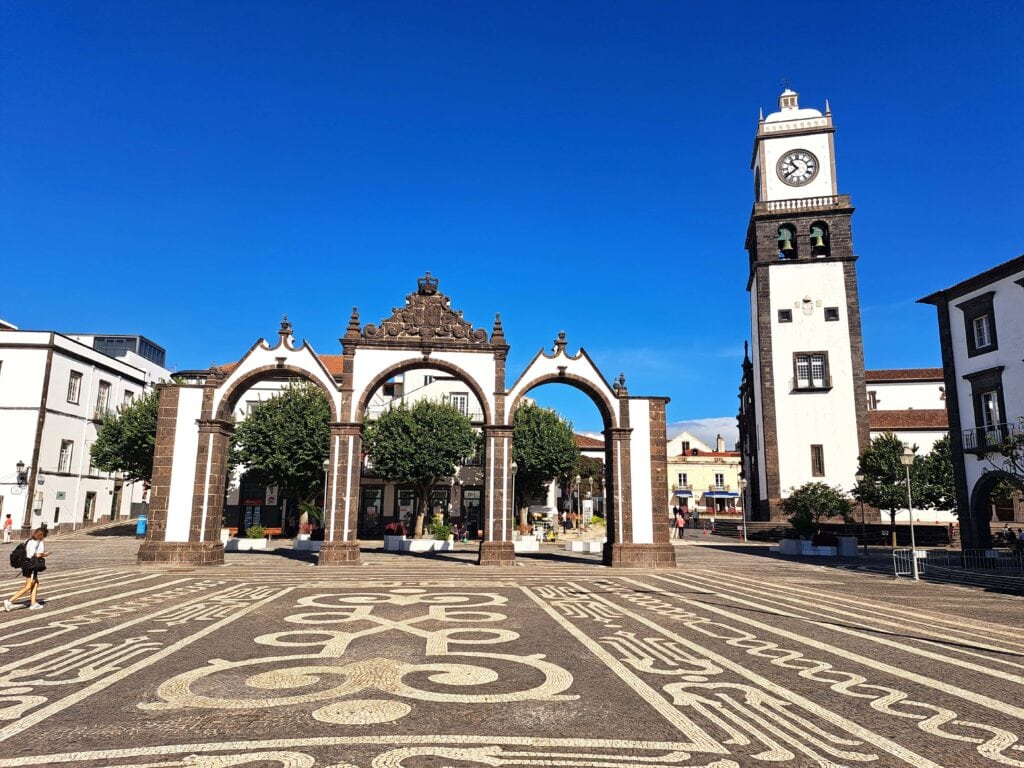 Torbogen und Kirchturm Ponta Delgada Altstadt