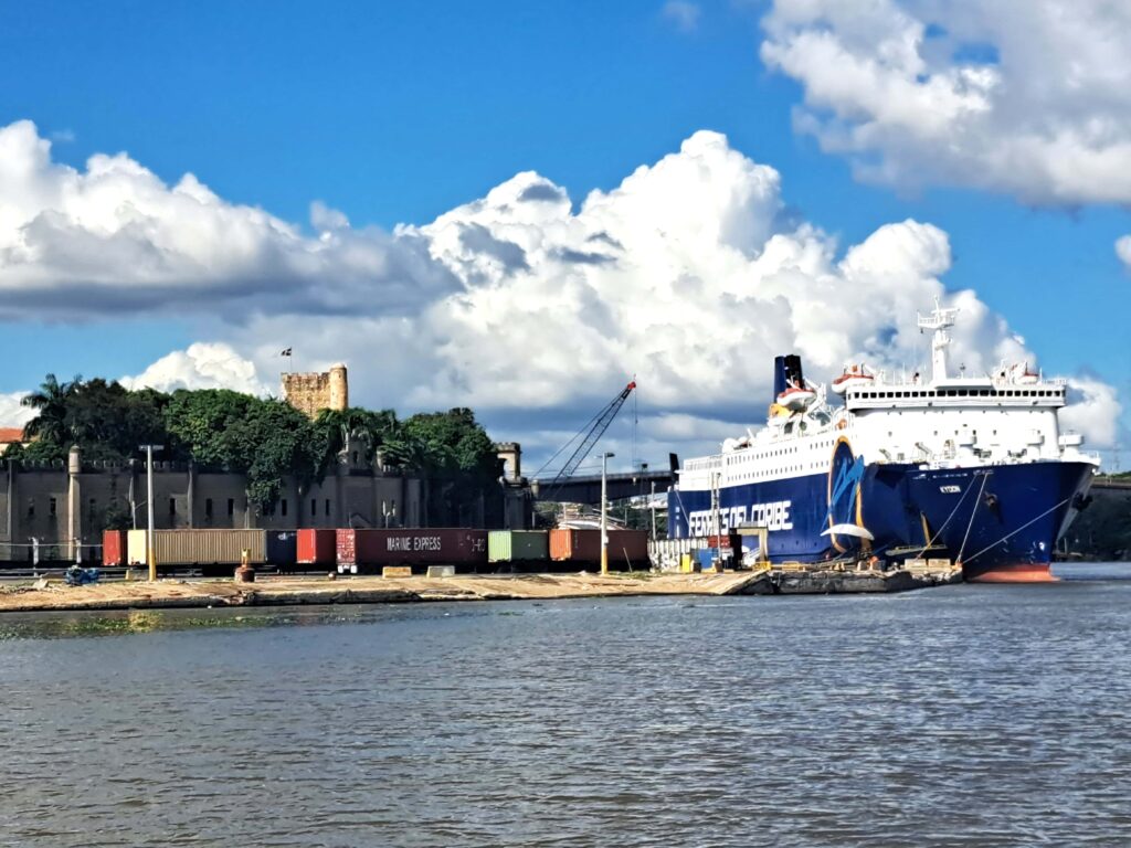 Überfahrt von Aruba über das Karibische Meer in die Dominikanische Republik zur Hauptstadt Santa Domingo 6 Fluss Ozama