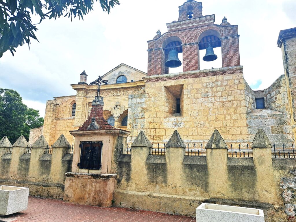 Dominikanische Republik - Basilika von Santo Domingo 4 Seitenansicht