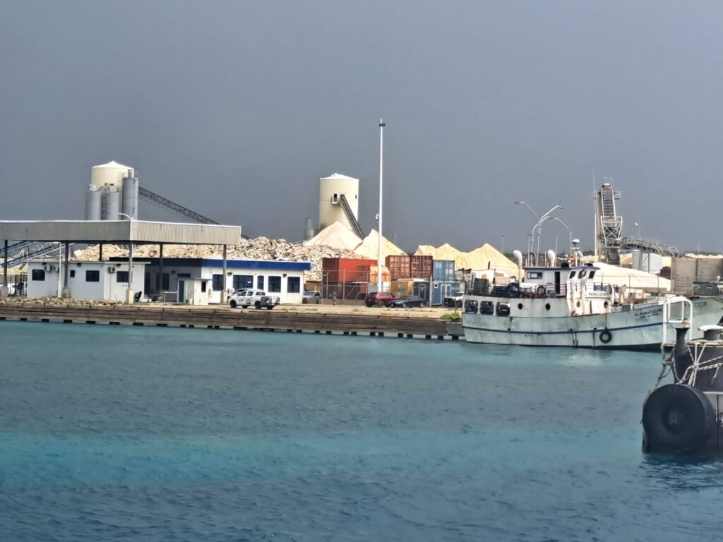 Überfahrt von Aruba über das Karibische Meer in die Dominikanische Republik zur Hauptstadt Santa Domingo 2 Zollstation Aruba