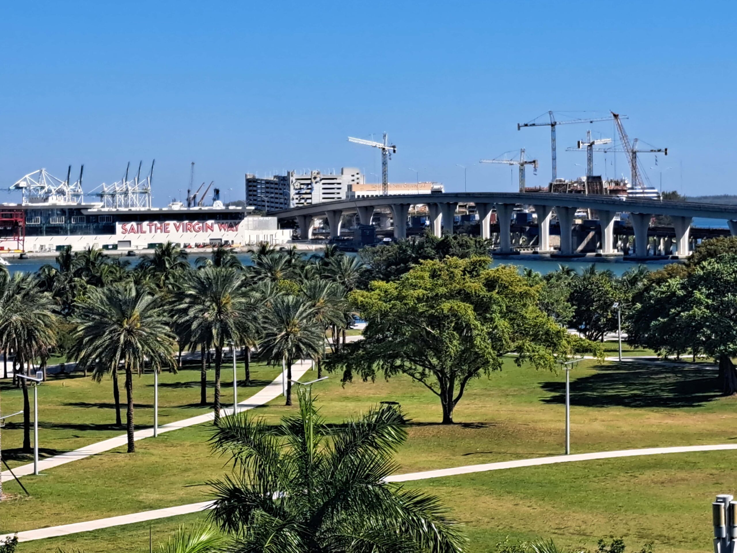 Faces of Miami - Das Frost Science Museum 7 Blick auf den Miami River und die Hafenanlagen der Biscanyne Bay.