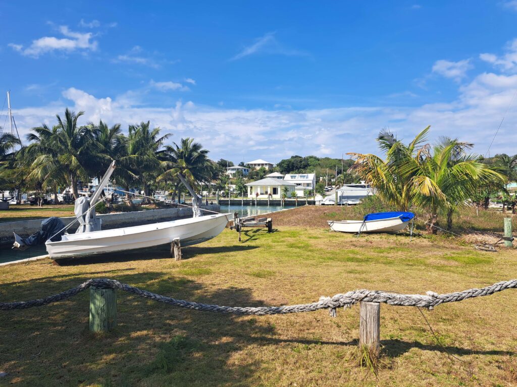 Bahamas - Eleuthera - mit dem Golfcart unterwegs in Spanish Wells & Russell Island 16 Russel Island ist ruhig und verschlafen. Boote sind allgegenwärtig im Wasser und auch an Land.