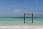 Bahamas - Eleuthera - die Mädelscrew mit Skipper possiert auf den Meeresschaukeln