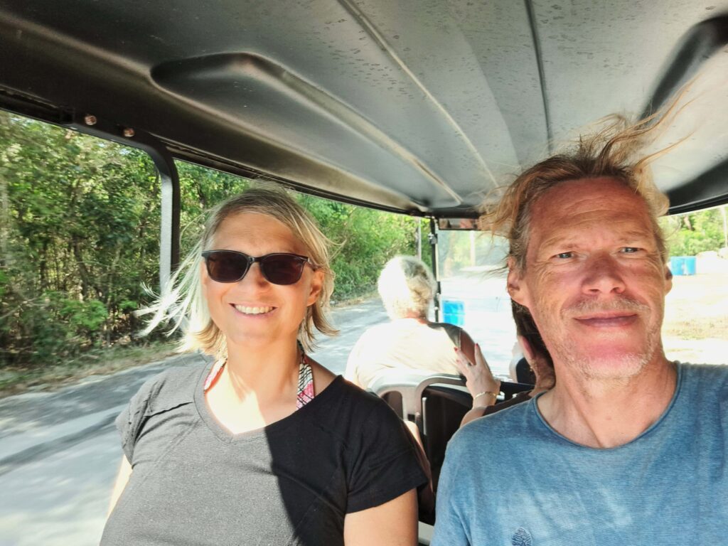 Bahamas - Eleuthera - mit dem Golfcart unterwegs in Spanish Wells & Russell Island 5 Bernd und Dani im Golfcar