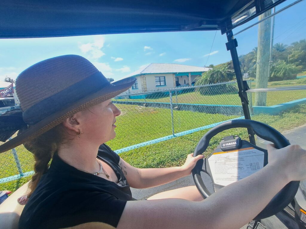 Bahamas - Eleuthera - mit dem Golfcart unterwegs in Spanish Wells & Russell Island 4 Celine ist die Fahrerin für den Tag und macht es richtig gut. Golfcar fahren macht Spass