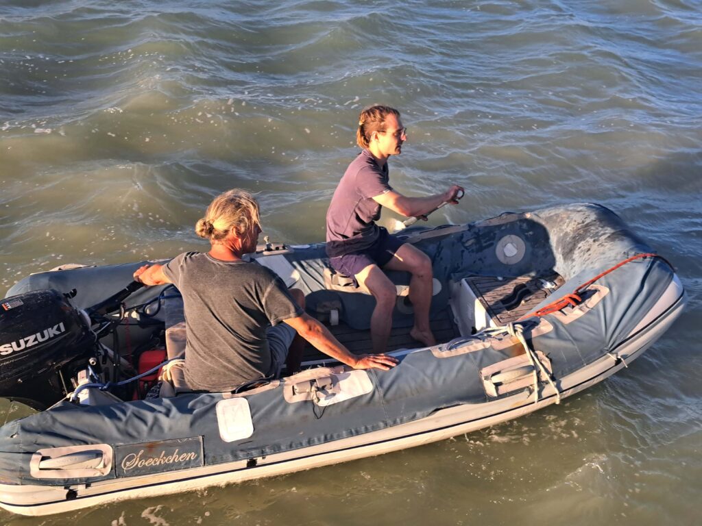 Karibik - Tagebuch - Band II - Nr. 24 8 Florian und Bernd im Kampf mit der Sandbank