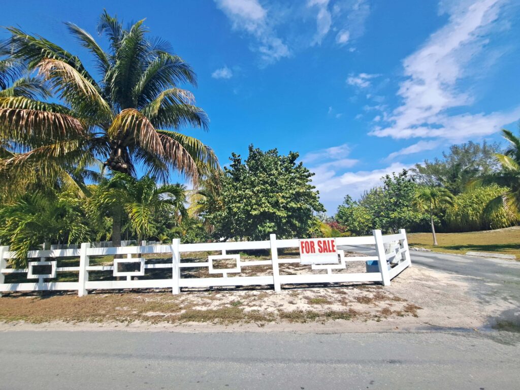 Bahamas - Eleuthera - mit dem Golfcart unterwegs in Spanish Wells & Russell Island 12 Haus gefällig, auch das ist hier möglich.. Achtung: Auf den Bahamas kann man nicht nur Häuser kaufen, auch Inseln stehen zum Verkauf.
