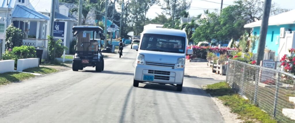 Bahamas - Eleuthera - mit dem Golfcart unterwegs in Spanish Wells & Russell Island 6 Golfcarts werden auf Eluthera für alles benutzt. Nicht nur von den Touristen sondern auch von den Inselbewohnern von Eluthera