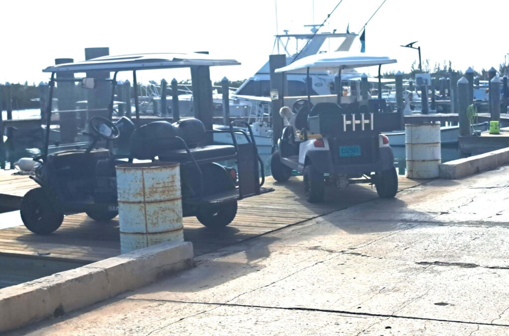 Bahamas - Eleuthera - mit dem Golfcart unterwegs in Spanish Wells & Russell Island 3 Golfcart am Hafen von Spanish Wells – ein typisches Transportmittel auf der Insel Eleuthera