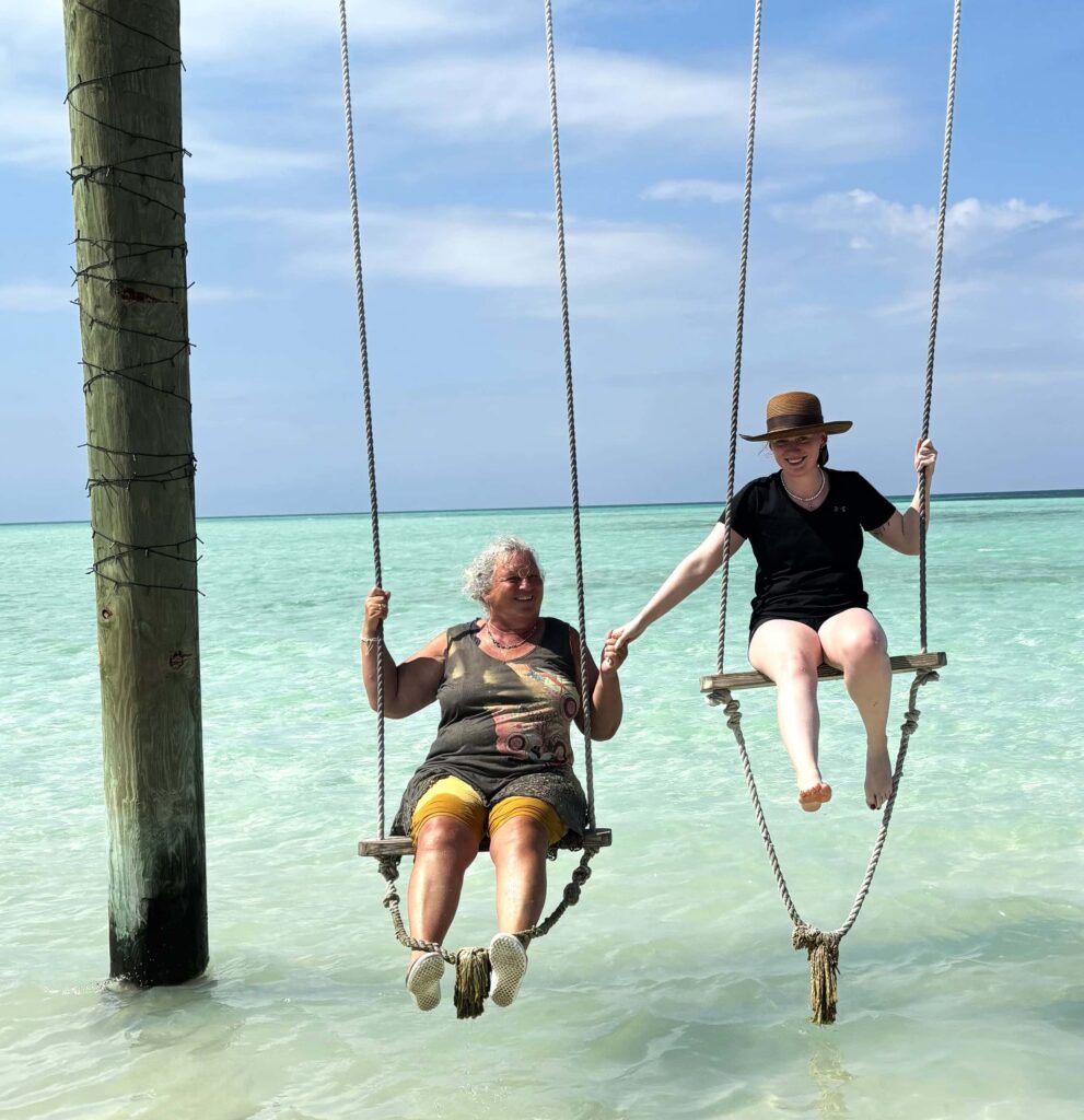 Bahamas - Eleuthera - die Mädelscrew mit Skipper possiert auf den Meeresschaukeln 5 Petra und Celine auf der Schaukel