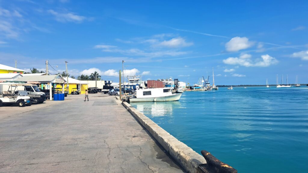 Bahamas - Eleuthera - mit dem Golfcart unterwegs in Spanish Wells & Russell Island 2 Hafen von Spanish Wells. Unser Dinghi liegt hier ruhig und sicher.