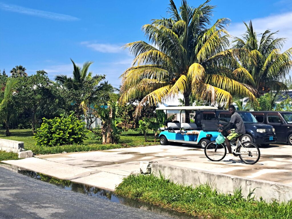 Bahamas - Eleuthera - mit dem Golfcart unterwegs in Spanish Wells & Russell Island 8 Viele Einheimische fahren Fahrrad. Die Insel ist so klein, dass ein Fahrrad mehr als ausreichend ist.