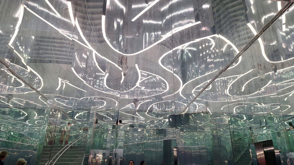 Faces of Miami - Superblue 18 Spiegellabyrinth Decke