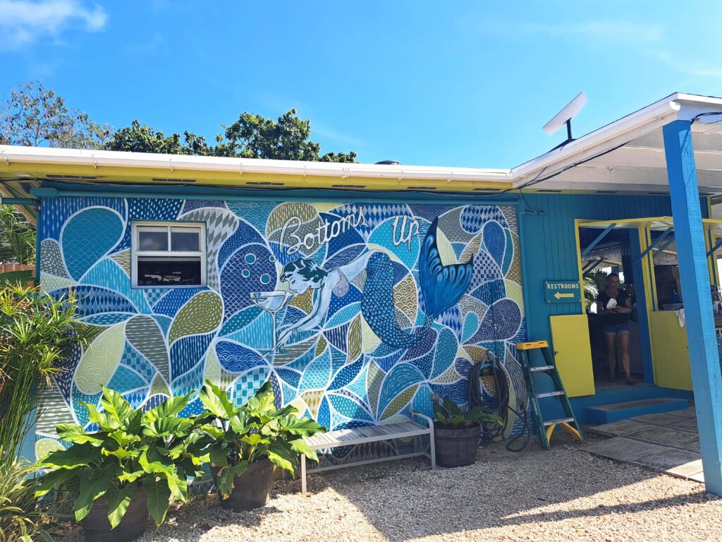 Bahamas - Eleuthera - mit dem Golfcart unterwegs in Spanish Wells & Russell Island 22 Standbar Bottom Up mit bunter Fassade.