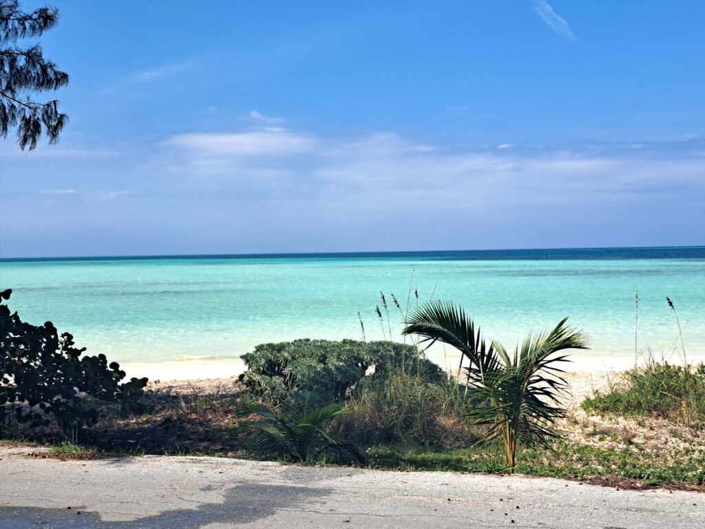Bahamas - Eleuthera - mit dem Golfcart unterwegs in Spanish Wells & Russell Island 18 Traumhafte Ausblicke auf das karibische Meer hat man von überall.