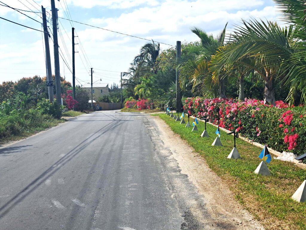 Bahamas - Eleuthera - mit dem Golfcart unterwegs in Spanish Wells & Russell Island 13 Bahamasflaggen säumen den Strassenrand