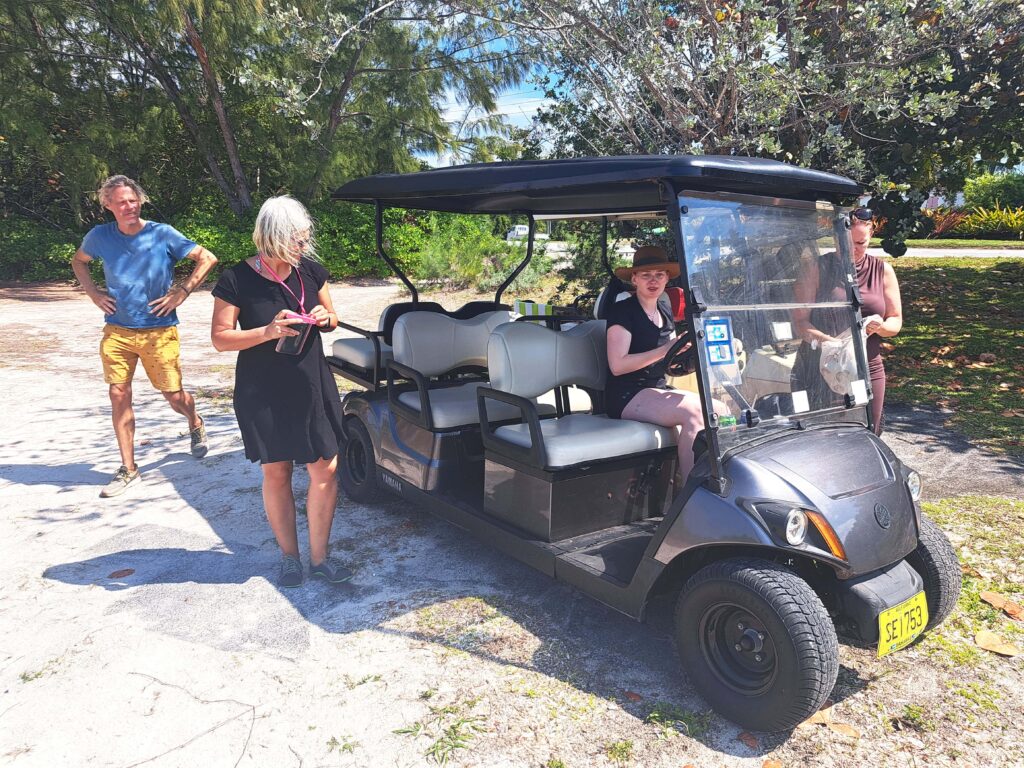 Bahamas - Eleuthera - mit dem Golfcart unterwegs in Spanish Wells & Russell Island 19 Golfcart für 6 Personen. Die Crew erkundet den Strand