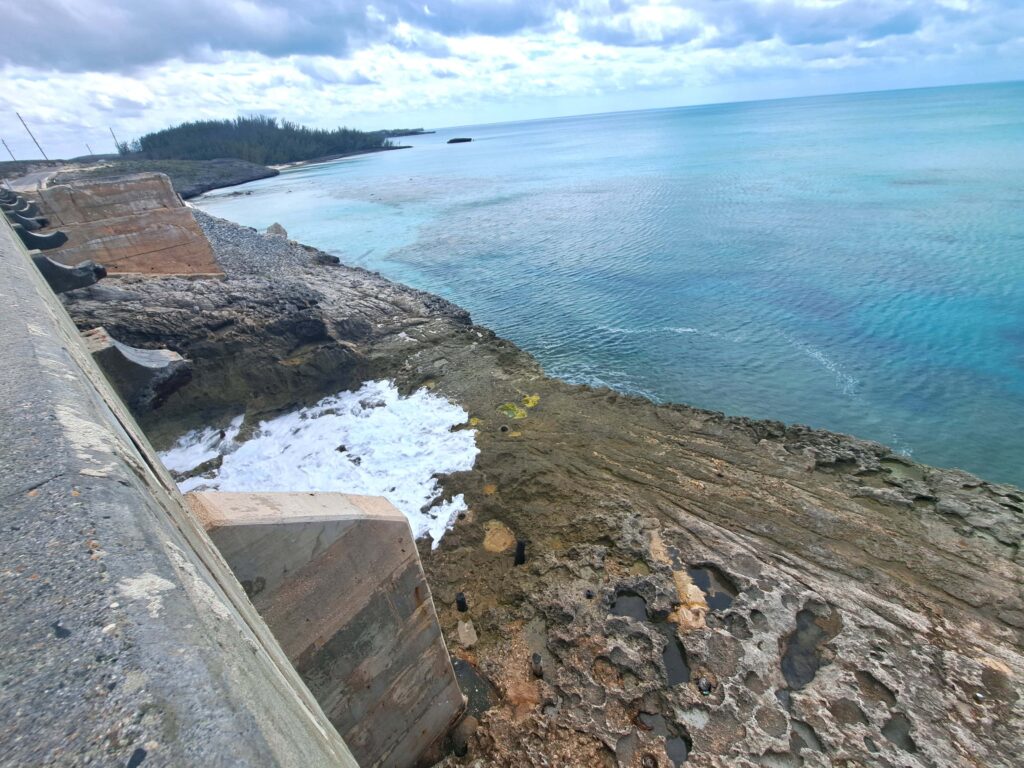 Bahamas - Eleuthera - Goulding Cay - die zwei Seiten eines Ozeans 10 Unterspuelung Glas Window Bridge