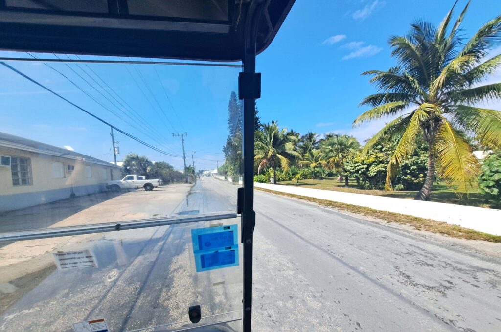 Bahamas - Eleuthera - mit dem Golfcart unterwegs in Spanish Wells & Russell Island 7 Auf Eluthera wird Links gefahren