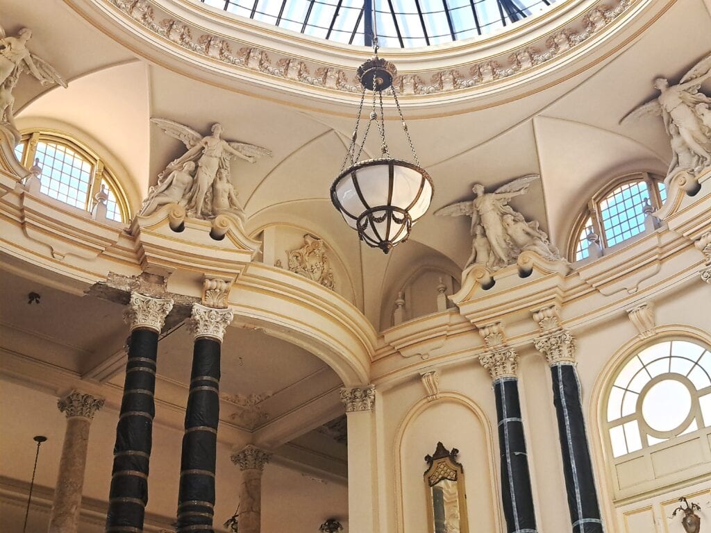 Havanna: Gran Teatro de la Habana Alicia Alonso 8 07 Stuckarbeiten und Skulphturen Decke