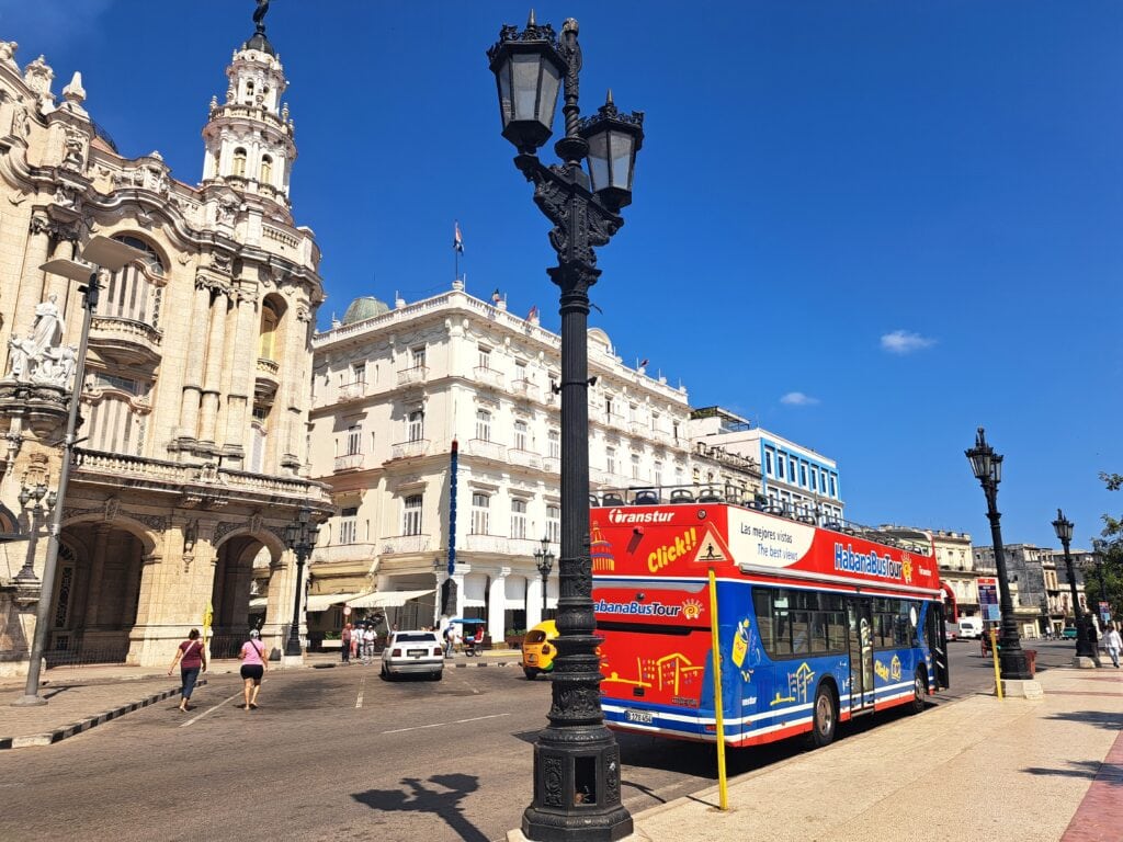 Her Touristenbus bedient 3 Linien und fährt sogar bis in die Hemingway Marina. Das Tagesticket kostet 10 Dollar.