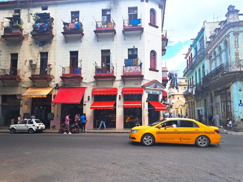 Prachtbauten aus vergangenen Tagen - heute dem Verfall überlassen.