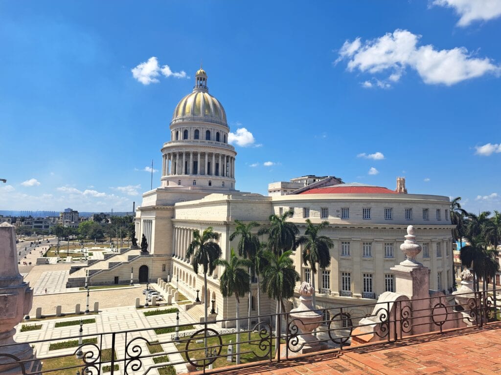 Havanna: Gran Teatro de la Habana Alicia Alonso 18 33 Blick vom Dach
