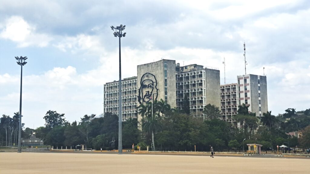 Innenministerium am Plaza de la Revolucion. Den Platz darf man nicht befahren - nicht mal mit Rollern