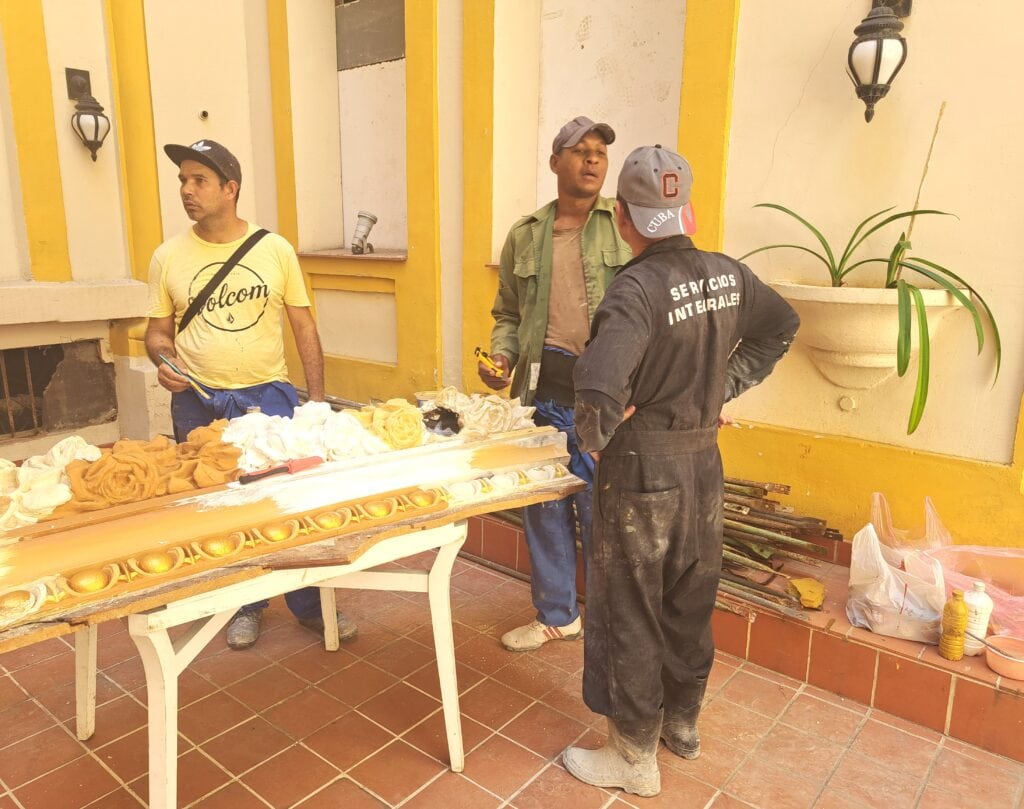 Havanna: Gran Teatro de la Habana Alicia Alonso 24 42 Arbeiter Stuckarbeiten