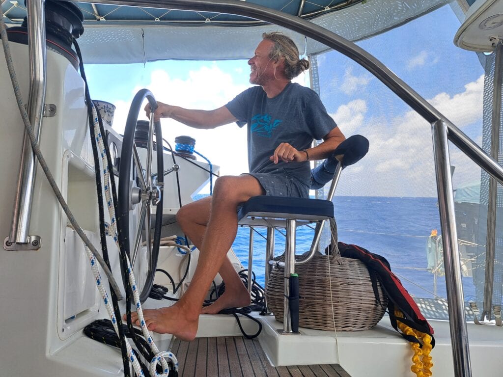 Überfahrt von Kuba - Westküste - zu den Bay Islands von Honduras 3 Skipper Bernd am Steuer von Blue Joline auf der Überfahrt von Kuba nach Honduras