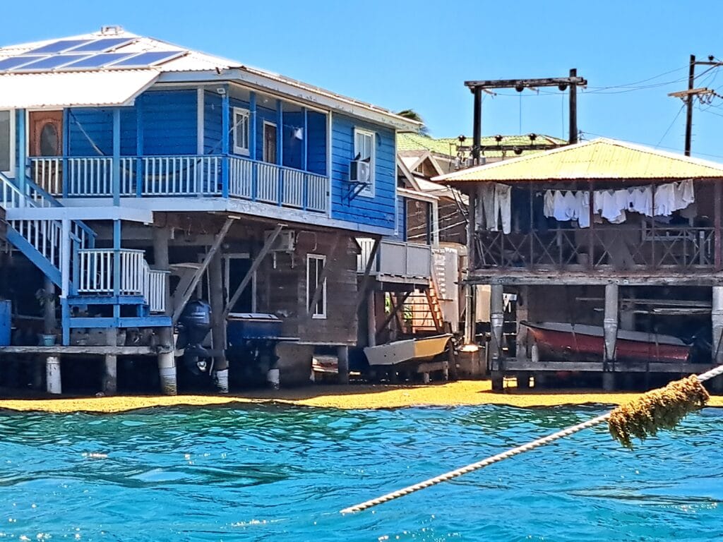 Die Bay Islands von Honduras - Guanaja 3 Die künstliche Insel Bonacca ist so klein, dass die Häuser auf Pfähen ins Meer gebaut werden.