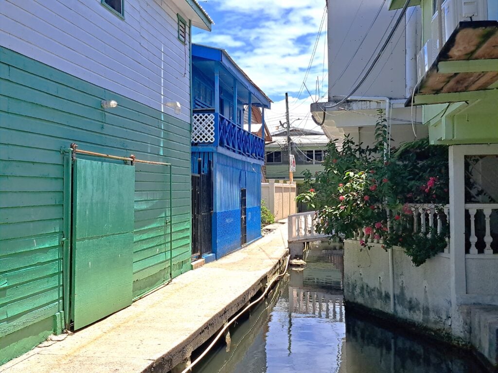 Die Bay Islands von Honduras - Guanaja 6 kleine Kanäle durchziehen die künstliche Insel, die nicht mal einen halben Meter über dem Meeresspiegel liegt.
