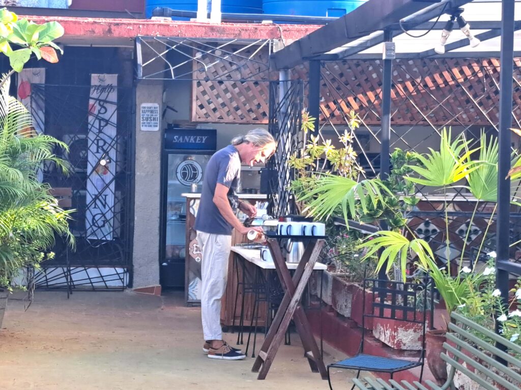 Karibik - Tagebuch - Band II - Nr. 31 2 Frühstück auf der Dachterrasse der Casa Partikulares Al Habana.
