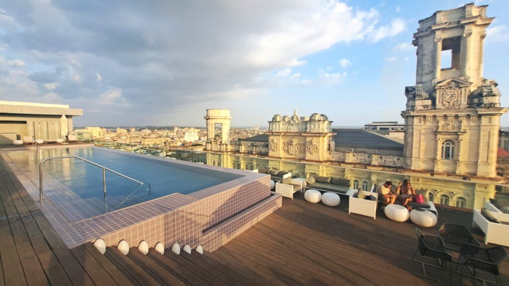 Karibik - Tagebuch - Band II - Nr. 30 6 Blick von der Rooftopbar des Kempinski Hotels in Havana - das teuerste Hotel der Stadt wie uns später ein Führer versichert.