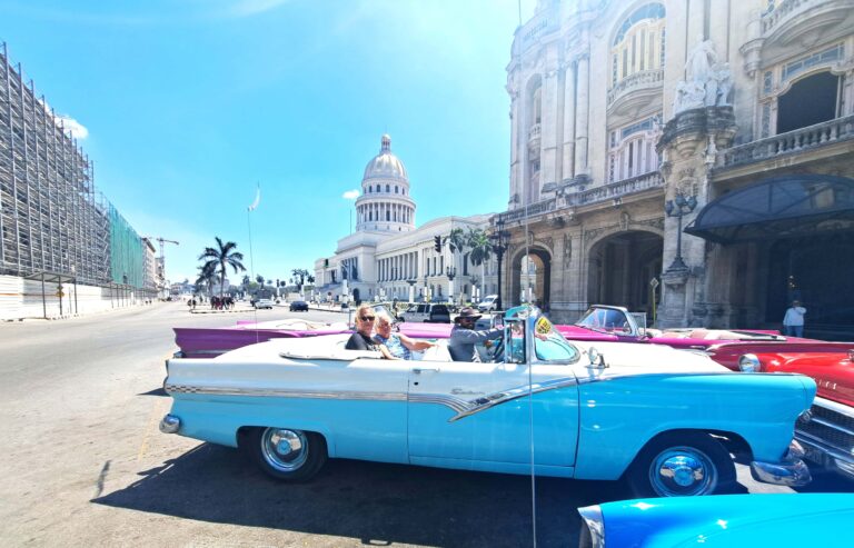 Mit dem Oldtimer durch Havanna -  Bilddokumentation einer Zeitreise