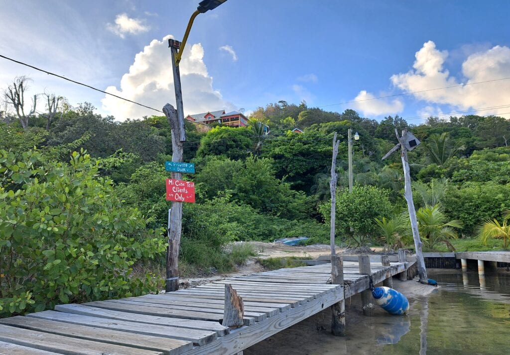 Die Bay Islands von Honduras - Guanaja 17 Me Casa Too - Restaurant auf dem Berg über der El Bight Bay - hier gibt es einen tollen Ausblick auf die Bucht und Bonacca und gutes Essen.