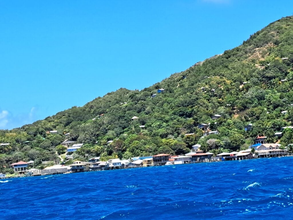 Die Bay Islands von Honduras - Guanaja 7 An Land gibt es ebenfalls mehrere Ansiedlungen, unter anderem auch eine Fischfabrik.